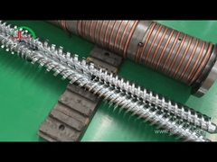 Paralelamente, dois parafusos e um cano para a granulação de perfis de tubos de PVC